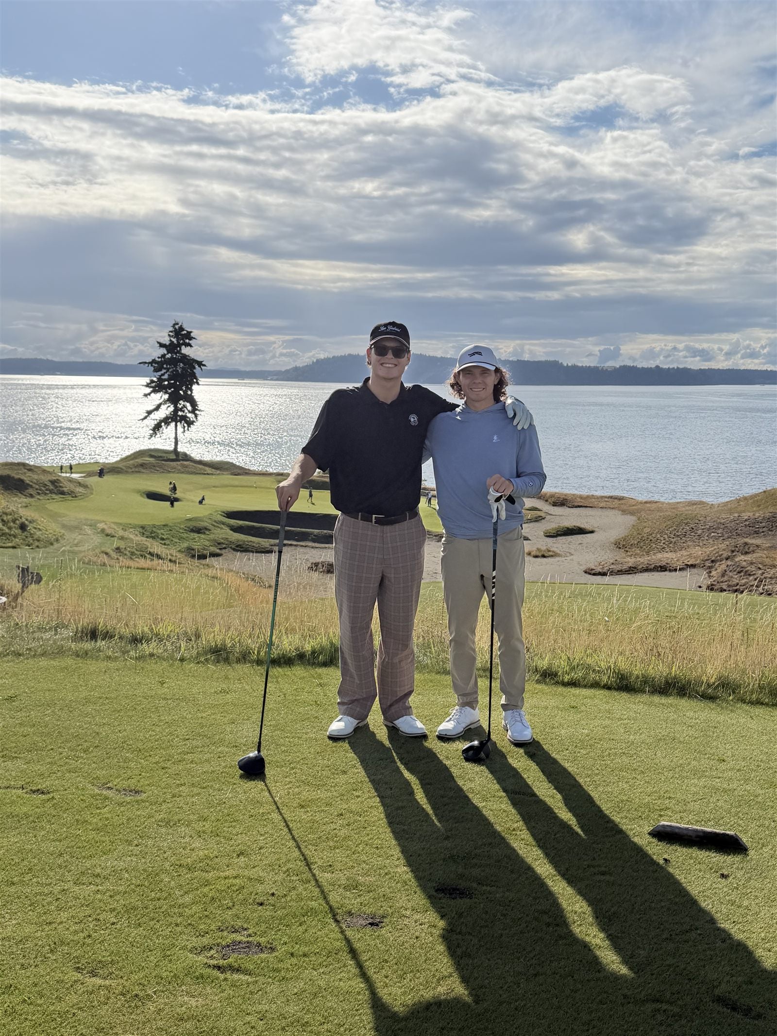 The two brothers behind Pelli on a golf course